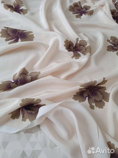 Натуральный шелк и лёгкая шерсть.Италия