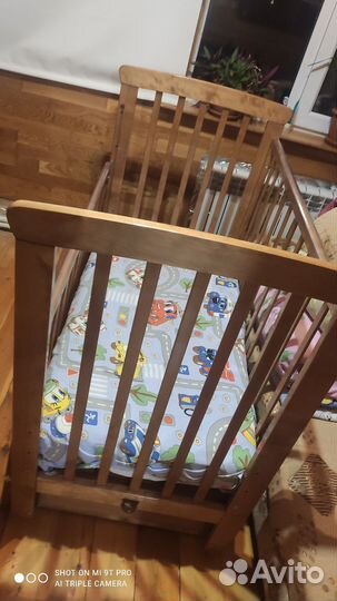 Детская кроватка с маятником