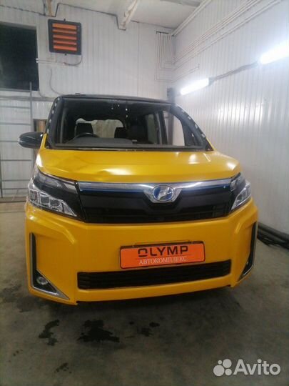 Стекло лобовое переднее Toyota Noah ZRR80