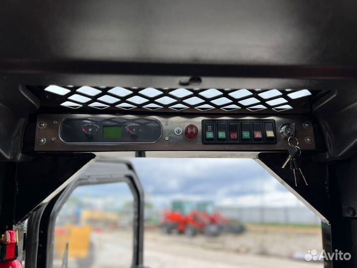 Мини-погрузчик Quadtrac CTL135, 2023