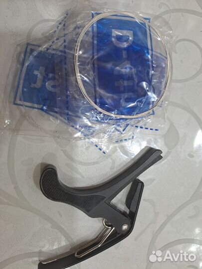 Продам гитару и аксессуары к ней