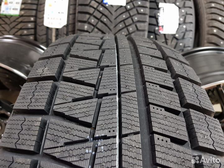 Bridgestone Blizzak Revo GZ 215/55 R17