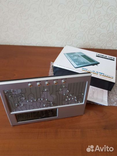 Цифровые часы/календарь с мировым временем