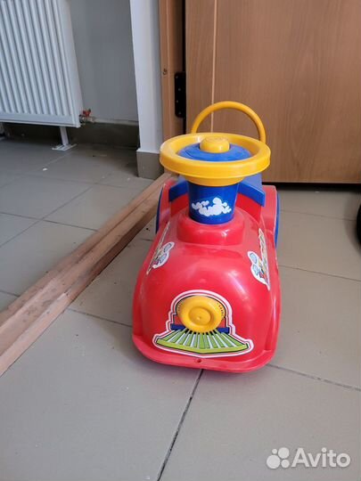 Детские машинки для катания и детская ванночка