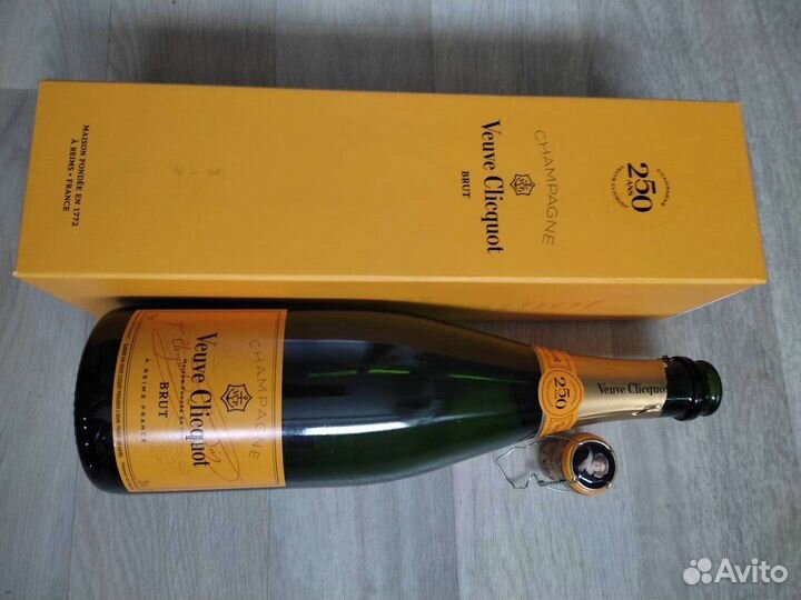 Бутылка от шампанского Вдова Клико