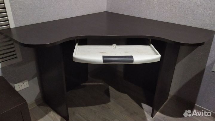 Компьютерный стол угловой