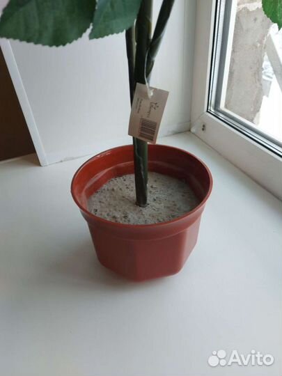 Искуственные розы в горшке