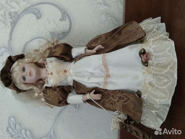 Кукла фарфоровая