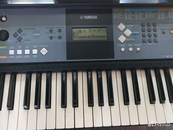 Yamaha PSR-E233 синтезатор (61 клавиша)