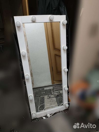 Гримерное зеркало с лампочками