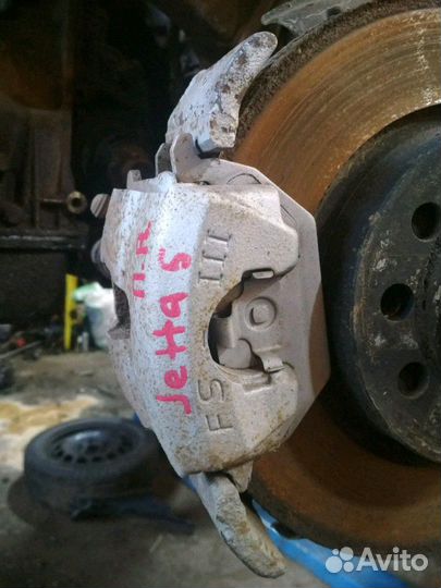 Суппорт передний правый Volkswagen Jetta 5