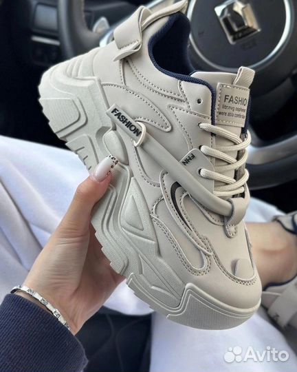 Кроссовки разные