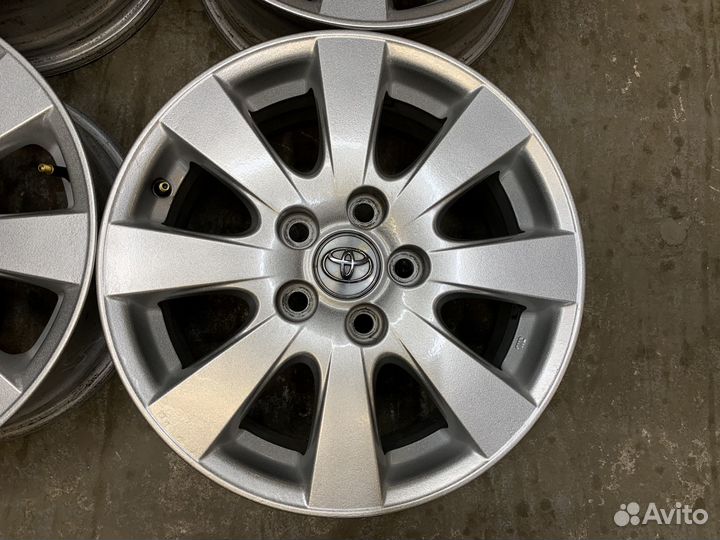 Диски летние оригинал r16 на Toyota Camry