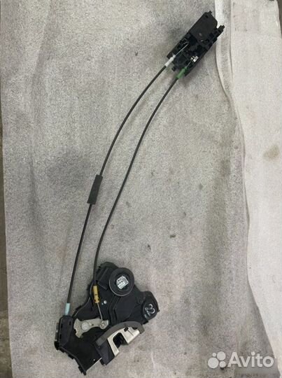 Замок двери передний правый Toyota Hilux