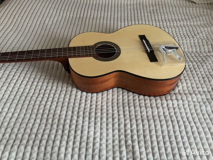 Продам акустическую гитару