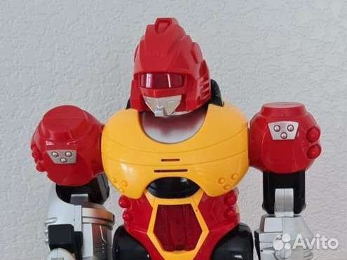 Робот на батарейках (ходит, говорит)