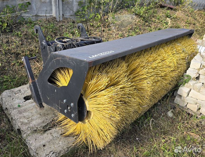 Щетка дорожная на JCB