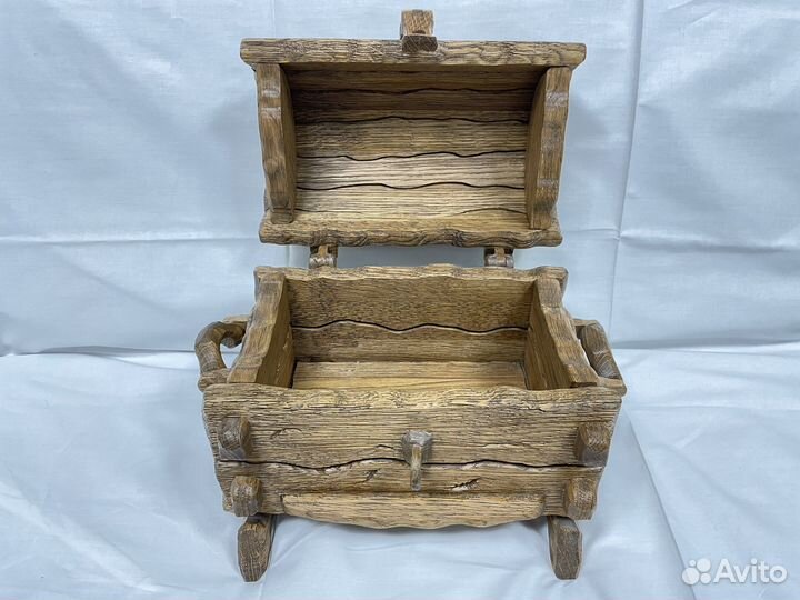 Сундук из резного дерева