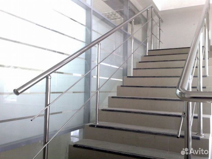 Винтовой пристенный поручень на лестницу