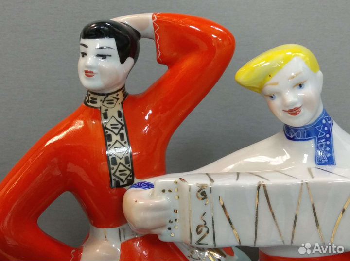 Статуэтка фарфоровая 