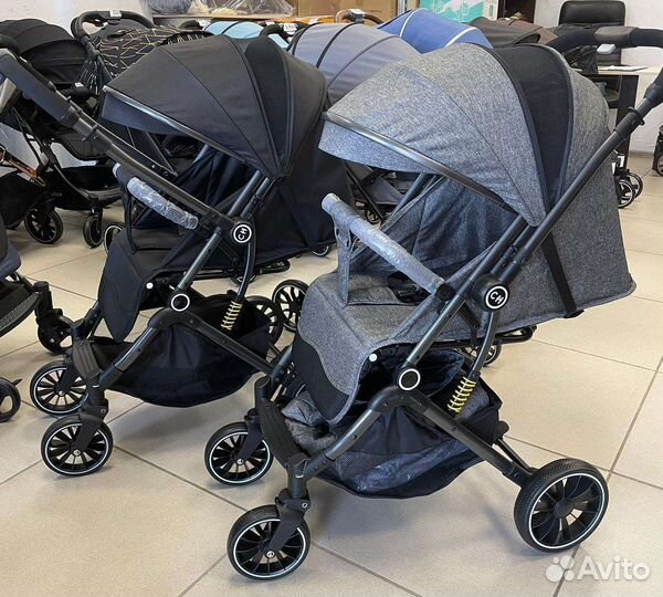 Коляска с перекидной ручкой, серая в наличии