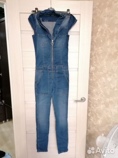 Женский джинсовый комбинезон