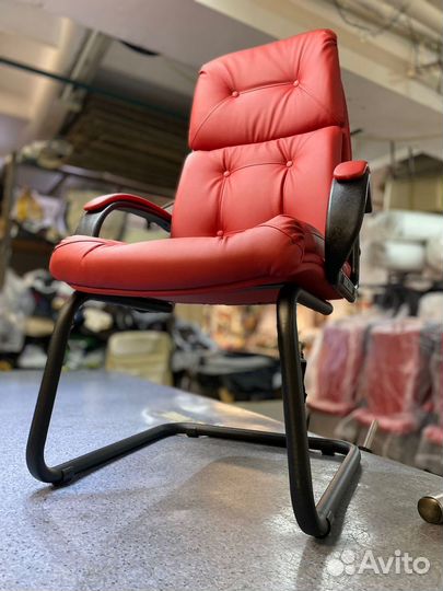 Кресло офисное на полозьях