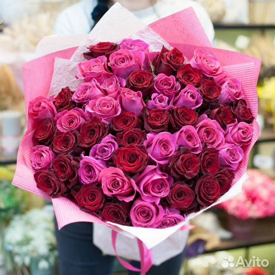 Букет из 51 высокой красной и розовой розы