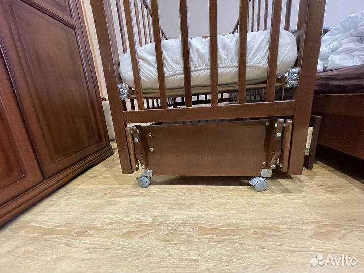 Детская кроватка с маятником и ящиком