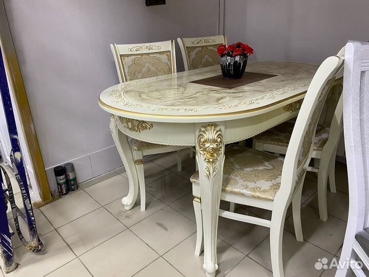 Кухонный стол с мраморной столешницей