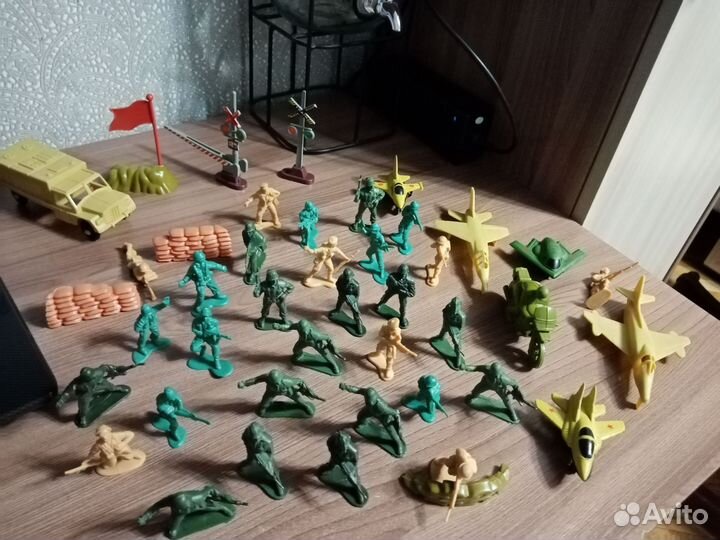Детские игрушки, солдаты, самолеты, машины