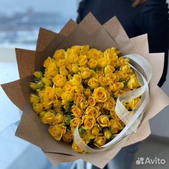 Букет кустовых роз желтые 50 см 31 шт