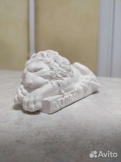 Статуэтки львов