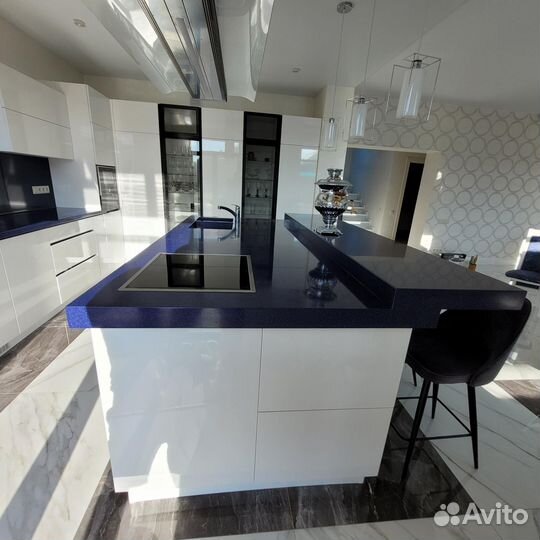 Кухня современном стиле с островом под ключ