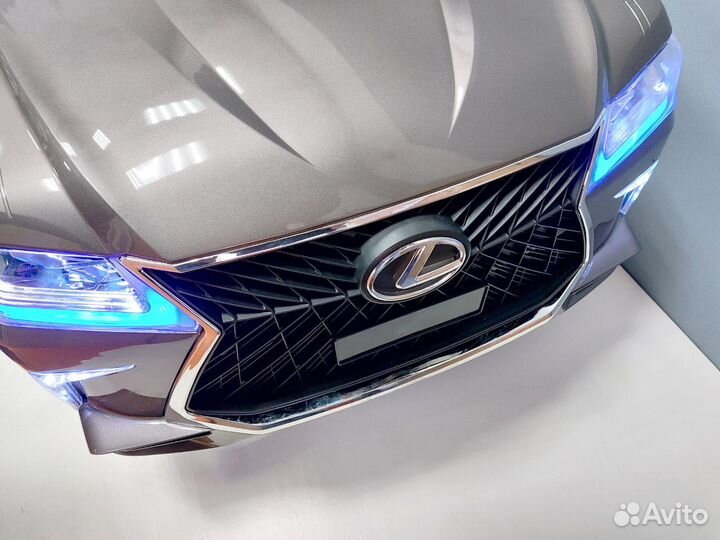 Детский электромобиль серебристого цвета