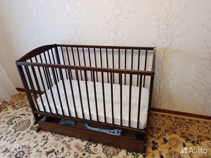 Детская кроватка с маятником и ящиком