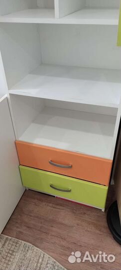 Детская кровать и шкаф