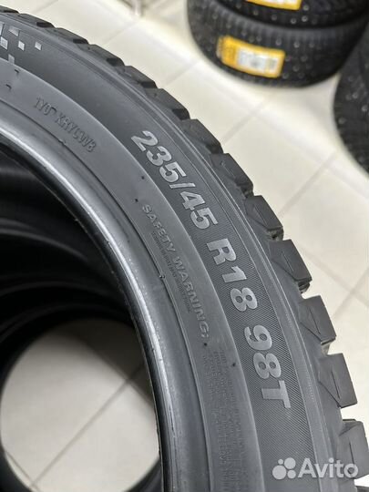 Kumho WinterCraft Ice Wi32 235/45 R18 98T