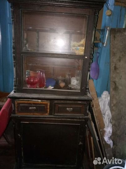 Старинный антикварный шкаф буфет