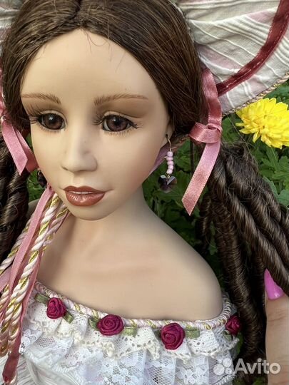 Коллекционная фарфоровая кукла