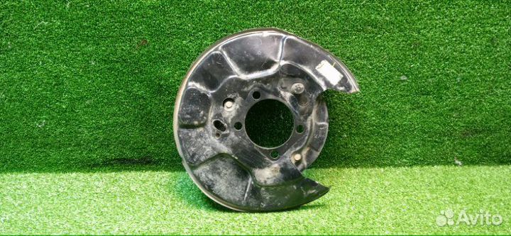 Щиток тормозного механизма задний правый Toyota