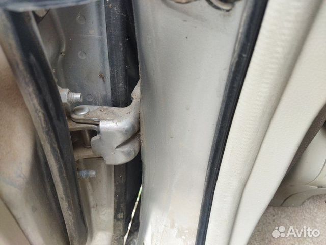 Петля двери нижняя задняя левая Nissan Skyline V35