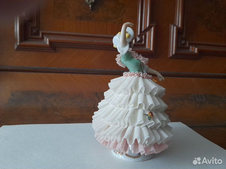 Красивейшая кружевная статуэтка