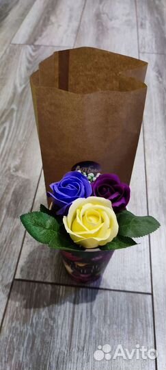 Розы пенные в стакане бумажном