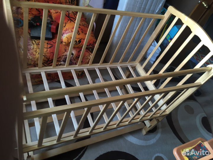 Детская кроватка с маятником