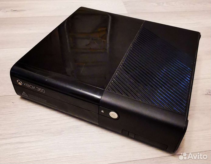 Xbox 360 slim / Freeboot / 2 геймпада / много игр