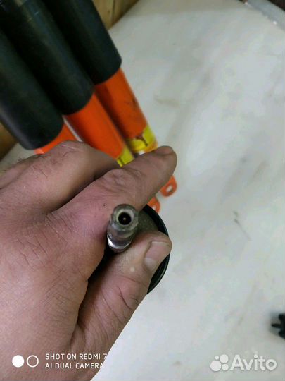 Амортизатор перед Cadillac Escalade Tahoe 2