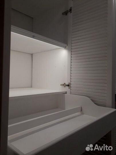 Шкафы с жалюзийными дверями, дверцами жалюзи, рееч