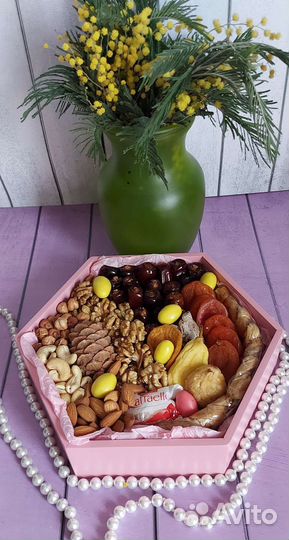Подарок с сухофруктами,орехами и конфетами