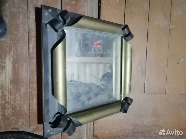 Зеркало в металлической рамке